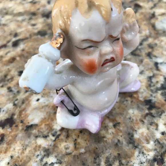VINTAGE CERAMIC CRYING BABY FIGURINE - Picture 3 of 7